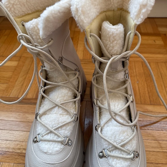 TAN AND WHITE FUR SNOW/COLD WEATHER BOOT - Picture 4 of 4